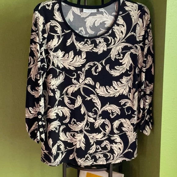 Susan Graver Tops - 💖New Listing! Susan Graver black crew neck with white flowers, 3/4 sleeve.